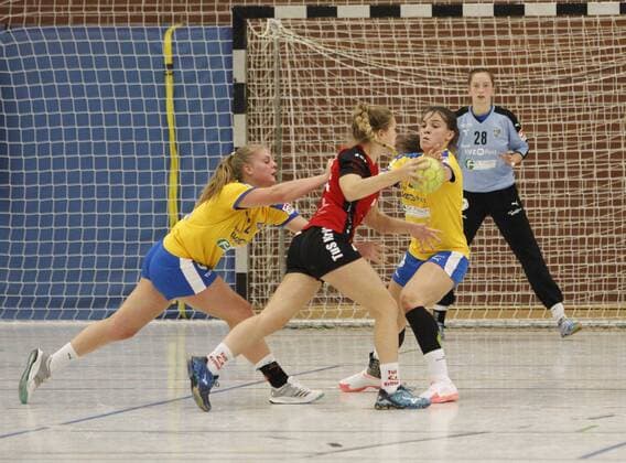Deutschland - Kriftel - 05.11.2017 Handball - Hessen - 3. Liga West - Damen Saison 2017 2018 TuS Kriftel (rot) - HC Leipzig (gelb) v.l. Leonie Rauschenbach (Leipzig), Leah Rosenbaum (TuS Kriftel), Lucie-Mari Kretzschmar (Leipzig) TuS Kriftel - HC Leipzig