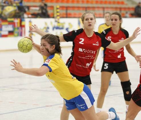 Deutschland - Kriftel - 05.11.2017 Handball - Hessen - 3. Liga West - Damen Saison 2017 2018 TuS Kriftel (rot) - HC Leipzig (gelb) v.l. Lea Guderian (Leipzig), Leah Rosenbaum (TuS Kriftel) TuS Kriftel - HC Leipzig