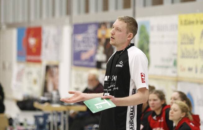 Deutschland - Kriftel - 05.11.2017 Handball - Hessen - 3. Liga West - Damen Saison 2017 2018 TuS Kriftel (rot) - HC Leipzig (gelb) v.l. Trainer Christian Albat (TuS Kriftel) TuS Kriftel - HC Leipzig