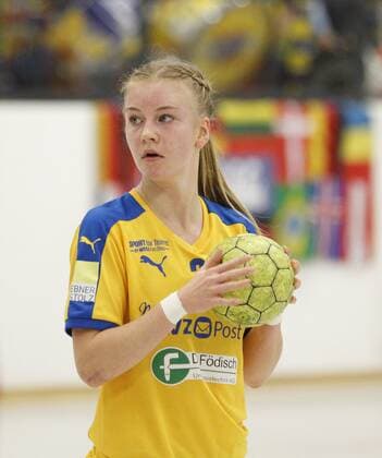 Deutschland - Kriftel - 05.11.2017 Handball - Hessen - 3. Liga West - Damen Saison 2017 2018 TuS Kriftel (rot) - HC Leipzig (gelb) v.l. Pauline Uhlmann (Leipzig) TuS Kriftel - HC Leipzig