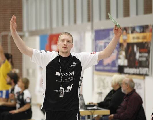 Deutschland - Kriftel - 05.11.2017 Handball - Hessen - 3. Liga West - Damen Saison 2017 2018 TuS Kriftel (rot) - HC Leipzig (gelb) v.l. Trainer Christian Albat (TuS Kriftel) TuS Kriftel - HC Leipzig