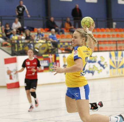 Deutschland - Kriftel - 05.11.2017 Handball - Hessen - 3. Liga West - Damen Saison 2017 2018 TuS Kriftel (rot) - HC Leipzig (gelb) v.l. Lilli Röpcke (Leipzig) TuS Kriftel - HC Leipzig