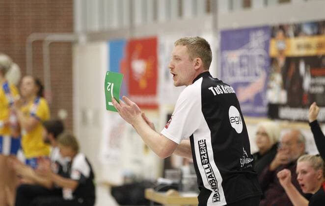 Deutschland - Kriftel - 05.11.2017 Handball - Hessen - 3. Liga West - Damen Saison 2017 2018 TuS Kriftel (rot) - HC Leipzig (gelb) v.l. Trainer Christian Albat (TuS Kriftel) TuS Kriftel - HC Leipzig