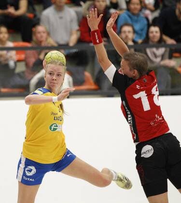 Deutschland - Kriftel - 05.11.2017 Handball - Hessen - 3. Liga West - Damen Saison 2017 2018 TuS Kriftel (rot) - HC Leipzig (gelb) v.l. Pauline Uhlmann (Leipzig), Helena Nitzke (TuS Kriftel) TuS Kriftel - HC Leipzig
