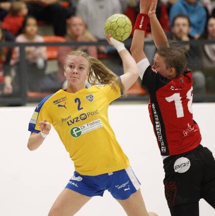Deutschland - Kriftel - 05.11.2017 Handball - Hessen - 3. Liga West - Damen Saison 2017 2018 TuS Kriftel (rot) - HC Leipzig (gelb) v.l. Pauline Uhlmann (Leipzig), Helena Nitzke (TuS Kriftel) TuS Kriftel - HC Leipzig