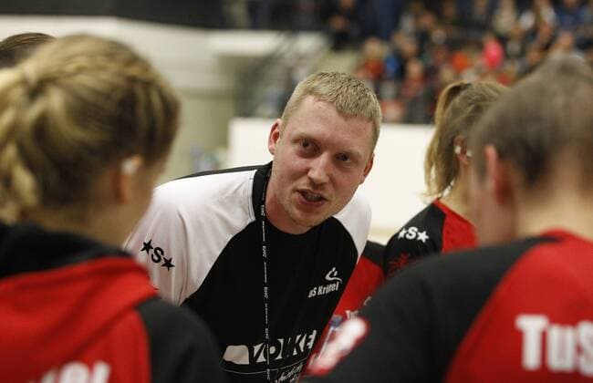 Deutschland - Kriftel - 05.11.2017 Handball - Hessen - 3. Liga West - Damen Saison 2017 2018 TuS Kriftel (rot) - HC Leipzig (gelb) v.l. Trainer Christian Albat (TuS Kriftel) TuS Kriftel - HC Leipzig