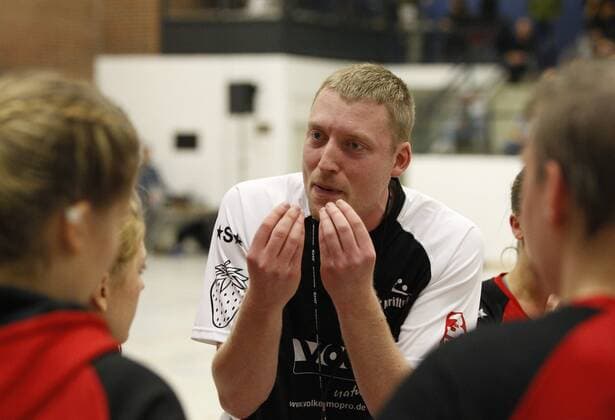 Deutschland - Kriftel - 05.11.2017 Handball - Hessen - 3. Liga West - Damen Saison 2017 2018 TuS Kriftel (rot) - HC Leipzig (gelb) v.l. Trainer Christian Albat (TuS Kriftel) TuS Kriftel - HC Leipzig