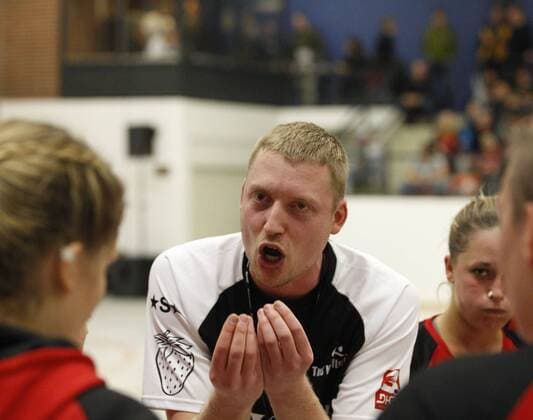 Deutschland - Kriftel - 05.11.2017 Handball - Hessen - 3. Liga West - Damen Saison 2017 2018 TuS Kriftel (rot) - HC Leipzig (gelb) v.l. Trainer Christian Albat (TuS Kriftel) TuS Kriftel - HC Leipzig