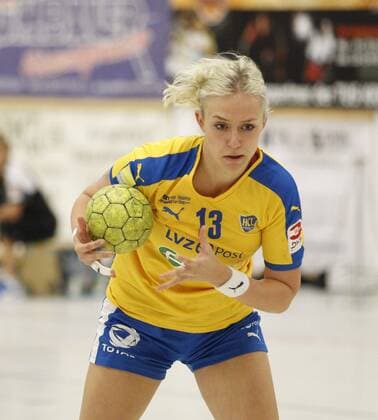 Deutschland - Kriftel - 05.11.2017 Handball - Hessen - 3. Liga West - Damen Saison 2017 2018 TuS Kriftel (rot) - HC Leipzig (gelb) v.l. Anna Lena Plate (Leipzig) TuS Kriftel - HC Leipzig