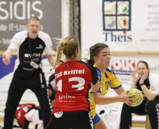 Deutschland - Kriftel - 05.11.2017 Handball - Hessen - 3. Liga West - Damen Saison 2017 2018 TuS Kriftel (rot) - HC Leipzig (gelb) v.l. Isabel Göbel (TuS Kriftel), Lea Guderian (Leipzig) TuS Kriftel - HC Leipzig