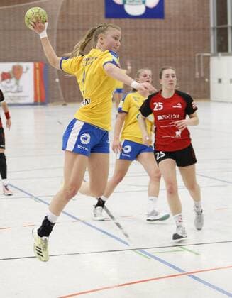 Deutschland - Kriftel - 05.11.2017 Handball - Hessen - 3. Liga West - Damen Saison 2017 2018 TuS Kriftel (rot) - HC Leipzig (gelb) v.l. Pauline Uhlmann (Leipzig) TuS Kriftel - HC Leipzig