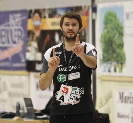 Deutschland - Kriftel - 05.11.2017 Handball - Hessen - 3. Liga West - Damen Saison 2017 2018 TuS Kriftel (rot) - HC Leipzig (gelb) v.l. Trainer Max Berthold (Leipzig) TuS Kriftel - HC Leipzig