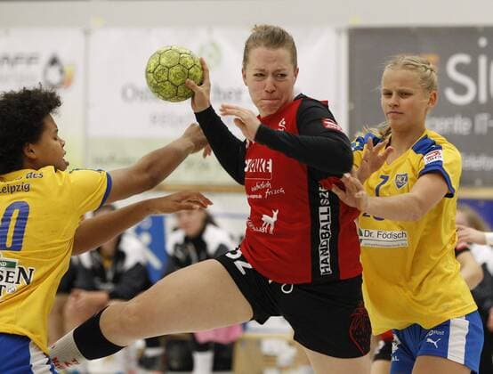 Deutschland - Kriftel - 05.11.2017 Handball - Hessen - 3. Liga West - Damen Saison 2017 2018 TuS Kriftel (rot) - HC Leipzig (gelb) v.l. Sharleen Greschner (Leipzig), Cathrin Groetzki (TuS Kriftel), Julia Weise (Leipzig) TuS Kriftel - HC Leipzig