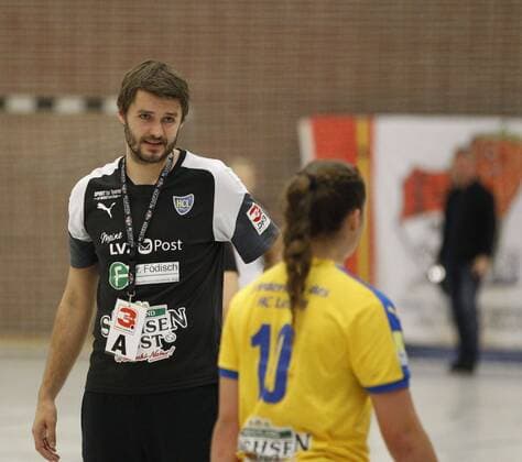 Deutschland - Kriftel - 05.11.2017 Handball - Hessen - 3. Liga West - Damen Saison 2017 2018 TuS Kriftel (rot) - HC Leipzig (gelb) v.l. Trainer Max Berthold (Leipzig) TuS Kriftel - HC Leipzig