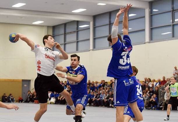05.11.2017, xpsx, Handball A-Jugend 1.Bundesliga, HSG Hanau - TVG Junioren Akademie v.l. Nino Jedinak (Hanau), Christos Erifopoulos (TVG), Thomas Keck (TVG) Hanau Hessen Deutschland