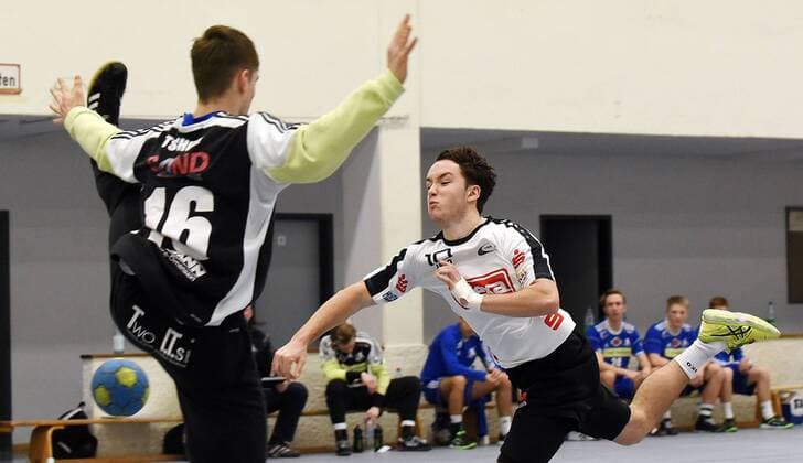 05.11.2017, xpsx, Handball A-Jugend 1.Bundesliga, HSG Hanau - TVG Junioren Akademie v.l. Robert Tschuri (TVG), Laurin Lehr (Hanau) Hanau Hessen Deutschland