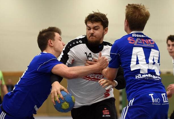 05.11.2017, xpsx, Handball A-Jugend 1.Bundesliga, HSG Hanau - TVG Junioren Akademie v.l. Tim Häufglöckner (TVG), Dennis Daschevski (Hanau), Jan Fegert (TVG) Hanau Hessen Deutschland