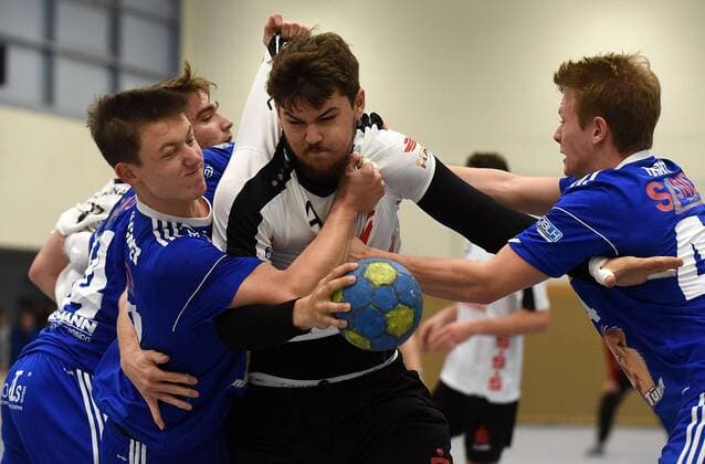 05.11.2017, xpsx, Handball A-Jugend 1.Bundesliga, HSG Hanau - TVG Junioren Akademie v.l. Tim Häufglöckner (TVG), Dennis Daschevski (Hanau), Jan Fegert (TVG) Hanau Hessen Deutschland