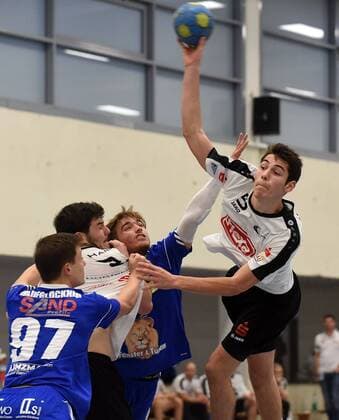 05.11.2017, xpsx, Handball A-Jugend 1.Bundesliga, HSG Hanau - TVG Junioren Akademie v.l. Tim Häufglöckner (TVG), Nino Jedinak (Hanau) Hanau Hessen Deutschland