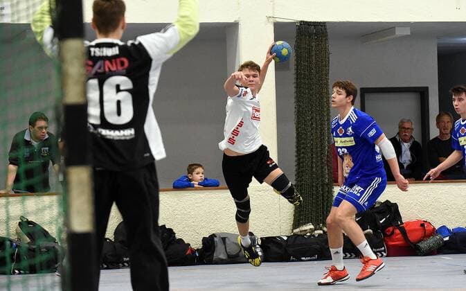 05.11.2017, xpsx, Handball A-Jugend 1.Bundesliga, HSG Hanau - TVG Junioren Akademie v.l. Robert Tschuri (TVG), Leon Götz (Hanau) Hanau Hessen Deutschland