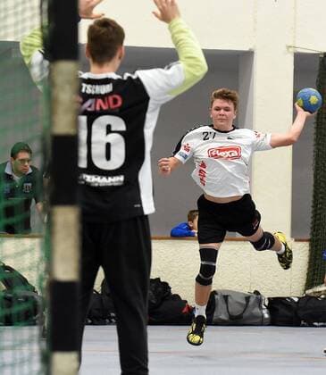 05.11.2017, xpsx, Handball A-Jugend 1.Bundesliga, HSG Hanau - TVG Junioren Akademie v.l. Robert Tschuri (TVG), Leon Götz (Hanau) Hanau Hessen Deutschland