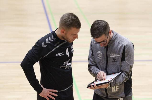 Deutschland - Hattersheim - 05.11.2017 Handball - Hessen - Landesliga Mitte Herren Saison 2017 2018 TSG Eddersheim (rot) - TSV Lang-Göns (ws) v.l. Kevin Pappisch (Eddersheim), Trainer Klaus Fischer (Eddersheim) TSG Eddersheim - TSV Lang-Göns