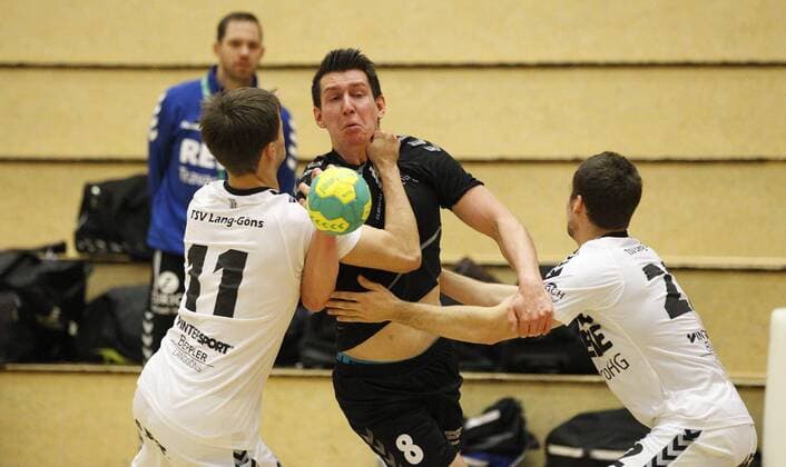 Deutschland - Hattersheim - 05.11.2017 Handball - Hessen - Landesliga Mitte Herren Saison 2017 2018 TSG Eddersheim (rot) - TSV Lang-Göns (ws) v.l. Dennis Hopp (Lang-Göns), Niklas Becker (Eddersheim), Robin Zapf (Lang-Göns) TSG Eddersheim - TSV Lang-Göns