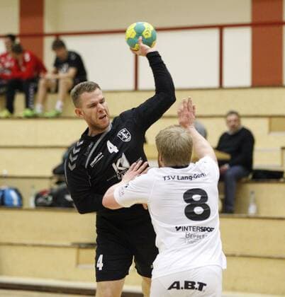Deutschland - Hattersheim - 05.11.2017 Handball - Hessen - Landesliga Mitte Herren Saison 2017 2018 TSG Eddersheim (rot) - TSV Lang-Göns (ws) v.l. Kevin Pappisch (Eddersheim), Christopher Jänicke (Lang-Göns) TSG Eddersheim - TSV Lang-Göns