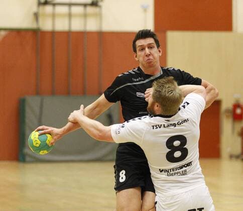 Deutschland - Hattersheim - 05.11.2017 Handball - Hessen - Landesliga Mitte Herren Saison 2017 2018 TSG Eddersheim (rot) - TSV Lang-Göns (ws) v.l. Niklas Becker (Eddersheim), Christopher Jänicke (Lang-Göns) TSG Eddersheim - TSV Lang-Göns