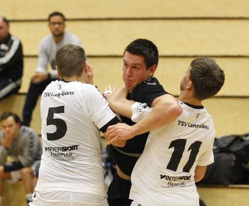 Deutschland - Hattersheim - 05.11.2017 Handball - Hessen - Landesliga Mitte Herren Saison 2017 2018 TSG Eddersheim (rot) - TSV Lang-Göns (ws) v.l. Torwart Markus Schwalb (Lang-Göns), Niklas Becker (Eddersheim), Dennis Hopp (Lang-Göns) TSG Eddersheim - TSV Lang-Göns