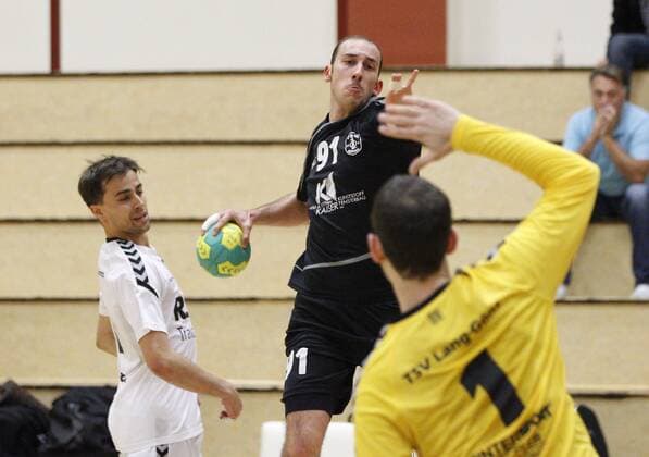 Deutschland - Hattersheim - 05.11.2017 Handball - Hessen - Landesliga Mitte Herren Saison 2017 2018 TSG Eddersheim (rot) - TSV Lang-Göns (ws) v.l. Rene Morgenstern (Eddersheim), Torwart Markus Schmidt (Lang-Göns) TSG Eddersheim - TSV Lang-Göns