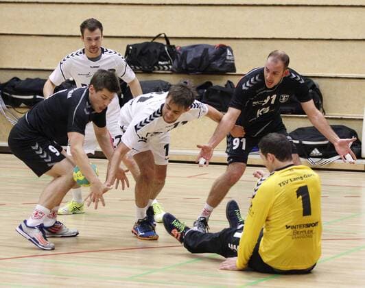Deutschland - Hattersheim - 05.11.2017 Handball - Hessen - Landesliga Mitte Herren Saison 2017 2018 TSG Eddersheim (rot) - TSV Lang-Göns (ws) v.l. Lukas Maus (Eddersheim), Dennis Hopp (Lang-Göns), Rene Morgenstern (Eddersheim), Torwart Markus Schmidt (Lang-Göns) TSG Eddersheim - TSV Lang-Göns