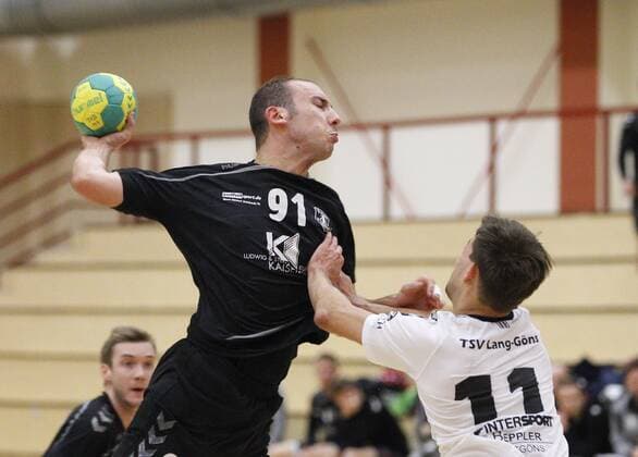 Deutschland - Hattersheim - 05.11.2017 Handball - Hessen - Landesliga Mitte Herren Saison 2017 2018 TSG Eddersheim (rot) - TSV Lang-Göns (ws) v.l. Rene Morgenstern (Eddersheim), Dennis Hopp (Lang-Göns) TSG Eddersheim - TSV Lang-Göns