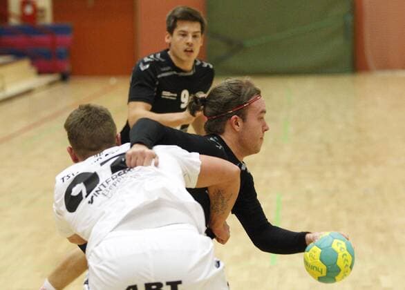 Deutschland - Hattersheim - 05.11.2017 Handball - Hessen - Landesliga Mitte Herren Saison 2017 2018 TSG Eddersheim (rot) - TSV Lang-Göns (ws) v.l. Patrick Engel (Lang-Göns), Janis Bendix (Eddersheim) TSG Eddersheim - TSV Lang-Göns