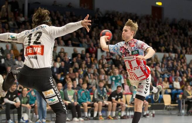 Handball Handball 3.Liga Nord 2017 2018 - Handball Sportverein Hamburg vs. Oranienburger HC Ivan Szabo (Oranienburg), Christopher Rix (Hamburg),erfolgreicher Torwurf, Sporthalle Hamburg Hamburg