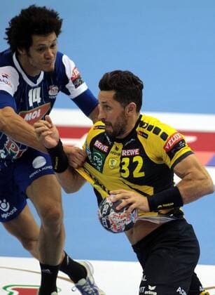 Bilder des Tages - SPORT 05.11.2017 Szeged(Hungary) Mol Pick Szeged-Rhein Neckar Löwen EHF Champions League men s handball Thiagus Dos Santos(L)MOL Pick Szeged, Alexander Petersson(R) Rhein Neckar Löwen : 
