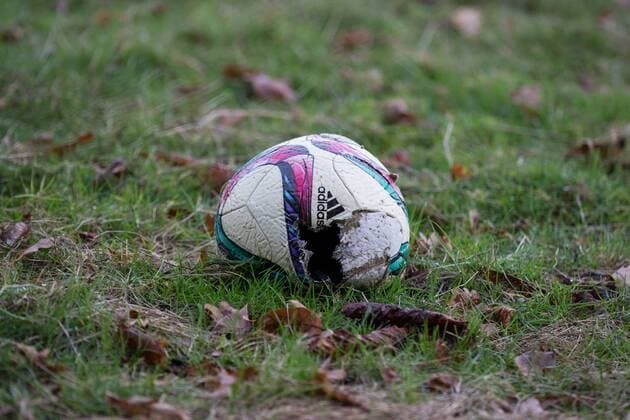 Fußball, Stadiongeschichte 1. FC Union Solingen Das Stadion am Hermann-Löns-Weg, in dem 14 Jahre lang Union Solingen um Punkte in der 2. Bundesliga kämpfte ist kurz vor seinem Abriss für Wohnbebauung zugewuchert und hohe Bäume stehen auf den Stehrängen, ein einzelner kaputter Fußball liegt noch auf dem ehemaligen Spielfeld Themenbild, Stadtansicht, Stadion am Hermann-Löns-Weg, Solingen, 05.11.17 Solingen NRW Deutschland Stadion am Hermann-Löns-Weg