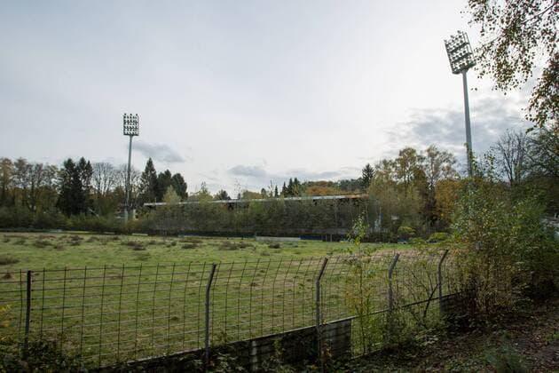 Fußball, Stadiongeschichte 1. FC Union Solingen Das Stadion am Hermann-Löns-Weg, in dem 14 Jahre lang Union Solingen um Punkte in der 2. Bundesliga kämpfte ist kurz vor seinem Abriss für Wohnbebauung zugewuchert und hohe Bäume stehen auf den Stehrängen vor der Haupttribüne, daneben die hohen Flutlichmasten Themenbild, Stadtansicht, Stadion am Hermann-Löns-Weg, Solingen, 05.11.17 Solingen NRW Deutschland Stadion am Hermann-Löns-Weg