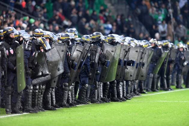 Bilder des Tages - SPORT ILLUSTRATION POLICE SECURITE CRS FOOTBALL Saint Etienne vs Lyon Ligue 1 Conforama 05 11 2017 FEP Panoramic 