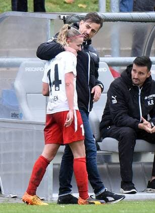 05.11.2017, xhbx, Fussball 1.Bundesliga Frauen, 1.FFC Frankfurt - SV Werder Bremen, emspor v.l. Jackie Groenen (1.FFC Frankfurt), Trainer Niko Arnautis (1.FFC Frankfurt) Frankfurt am Main