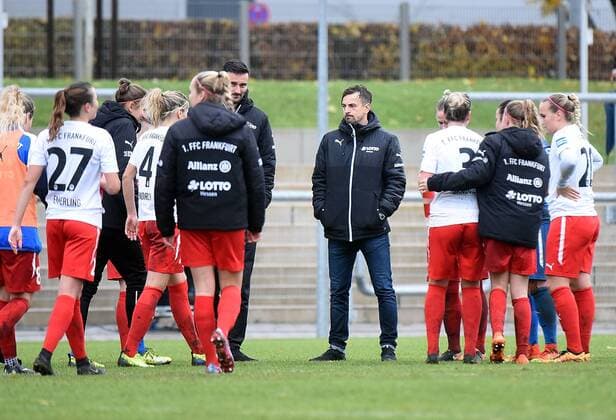 05.11.2017, xhbx, Fussball 1.Bundesliga Frauen, 1.FFC Frankfurt - SV Werder Bremen, emspor v.l. Trainer Niko Arnautis (1.FFC Frankfurt), Spielerin, Mannschaft FFC Frankfurt Frankfurt am Main