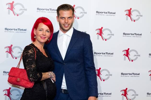 Dennis Diekmeier mit seiner Ehefrau Dana bei der 10 Jahre Sports Total Gala am 05.11.2017 in Köln. 10 Jahre Sports Total Gala, 2017-11-05 in Köln *** Dennis Diekmeier with his wife Dana at the 10 years Sports Total Gala on 05 11 2017 in Cologne 10 years Sports Total Gala 2017 11 05 in Cologne