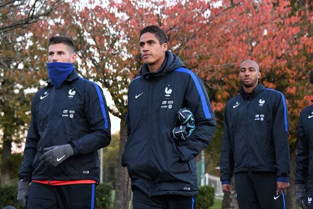 Raphael Varane Benoit Costil Steven Nzonzi FOOTBALL Entrainement Equipe de France Clairefontaine 06 11 2017 AnthonyBIBARD FEP Panoramic 