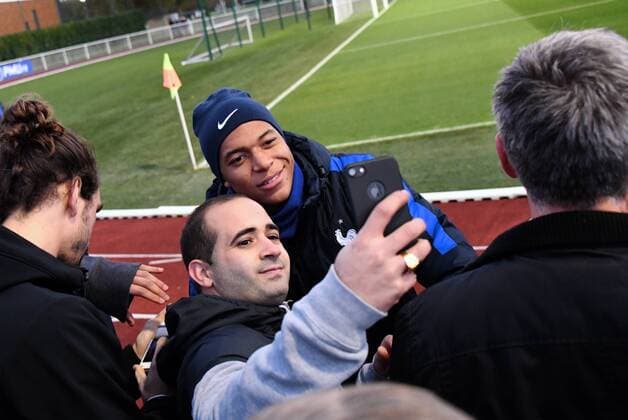Bilder des Tages - SPORT Kylian Mbappe seance autographes et selfies FOOTBALL Entrainement Equipe de France Clairefontaine 06 11 2017 AnthonyBIBARD FEP Panoramic 
