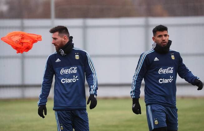 FuÃŸball, Training Nationalteam Argentinien MOSCOW, RUSSIA â€“ NOVEMBER 7, 2017: Forwards Lionel Messi (L) and Sergio Aguero of the Argentinian men s national football team training for a friendly match against Russia scheduled for November 11, 2017. Sergei Savostyanov TASS  TS068120