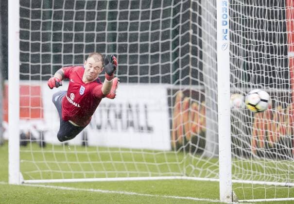 Bilder des Tages - SPORT Fu?ball, Training Nationalteam England England Training Joe Hart of England makes a diving save during training at St Georges Park, Burton upon Trent Content Not Available For UK Newspapers Copyright: xJAMESxWILSONx FIL-10915-0003