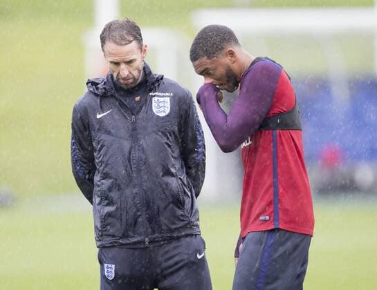 Fu?ball, Training Nationalteam England England Training Gareth Southgate (left) talks with Joe Gomez of England during training at St Georges Park, Burton upon Trent Content Not Available For UK Newspapers Copyright: xJAMESxWILSONx FIL-10915-0005