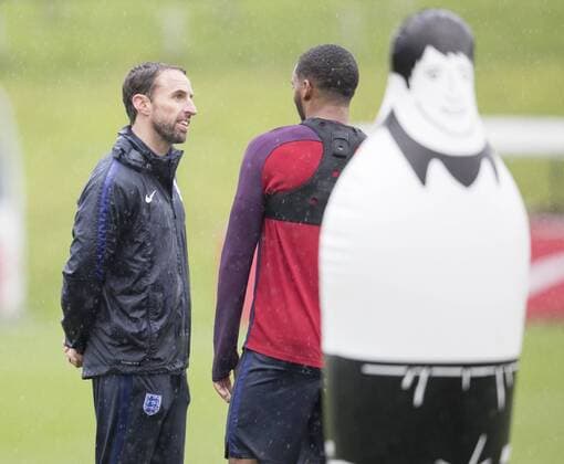 England Training Gareth Southgate (left) talks with Joe Gomez of England during training at St Georges Park, Burton upon Trent Content Not Available For UK Newspapers Copyright: xJAMESxWILSONx FIL-10915-0037