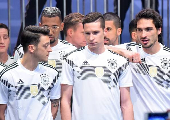 adidas praesentiert DFB-Trikots für WM 2018,Fussball,07.11.2017 v.l.Mesut Oezil(FC Arsenal London),Jerome Boateng(FC Bayern Muenchen),Julian Draxler(Paris Saint-Germain),Mats Hummels(FC Bayern Muenchen),praesentiert das neue Trikot der deutschen Fussball-Nationalmannschaft, Vorstellung des neuen Trikots der Nationalmannschaft für die WM 2018 in Russland,The BASE Berlin, Uferhallen, Fussball, 07.11.2017