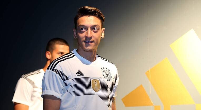 Themen der Woche - SPORT Bilder des Tages - SPORT Fußball, DFB-Team präsentiert neues Trikot DFB und Die Mannschaft präsentieren WM- Trikot 2018 im THE BASE in Berlin, 07.11.17 Bild: Mesut Özil DFB und Die Mannschaft präsentieren WM- Trikot 2018 *** DFB and the team present World Cup jersey 2018 at THE BASE in Berlin 07 11 17 Photo Mesut Özil DFB and the team present World Cup jersey 2018